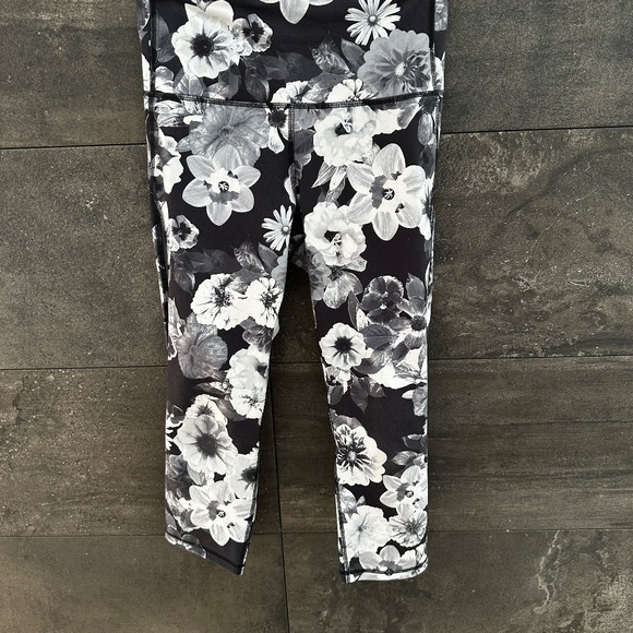OLD NAVY GRAY Floral Cropped Yoga Leggings Size M - Picture 2 of 8